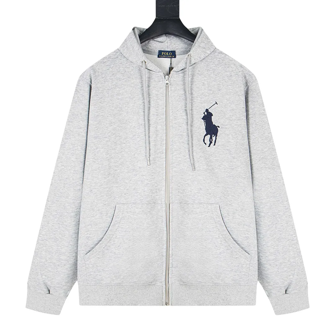 P230 model number Y869 Ralph Lauren/Ralph Lauren Malaysian embroidered zipper cardigan hooded sweatshirt. This sweatshirt is available for everyone in autumn and winter. You can wear it casually no matter how you wear it! ! This hooded sweatshirt is decorated with the simple style that represents Ralph Lauren and is paired with a pony embroidery pattern, which is three-dimensional and full! The solid color fabric paired with exquisite embroidery instantly sets it off! Hooded sports design, loose and casual fit! The overall texture is very strong! Through the pictures, we can feel the thickness and texture of custom-woven and dyed threads. The workmanship is exquisite. They are shipped from major foreign trade factories. They are all made by masters with many years of experience. Everything is of high standards and requirements! Simple and versatile model ~ Made of imported pique cotton fabric, which is super delicate and soft, close to the body without being tied. All fabrics and accessories are original custom-made and of high quality! Perfectly reflects the brand’s sense of superiority! Standard cut, comfortable stretch, unrestricted movement! Highly practical, high-end and classy! Versatile style ~ can be paired with jeans or jogging pants. Ideal for transitioning from your morning commute to weekend events! Size: S-XL Navy Black Gray